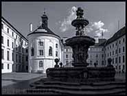 1 položka z fotogalerie, malé (thumbnail) ukázkové foto. Pražský hrad, nádvoří, zahrady